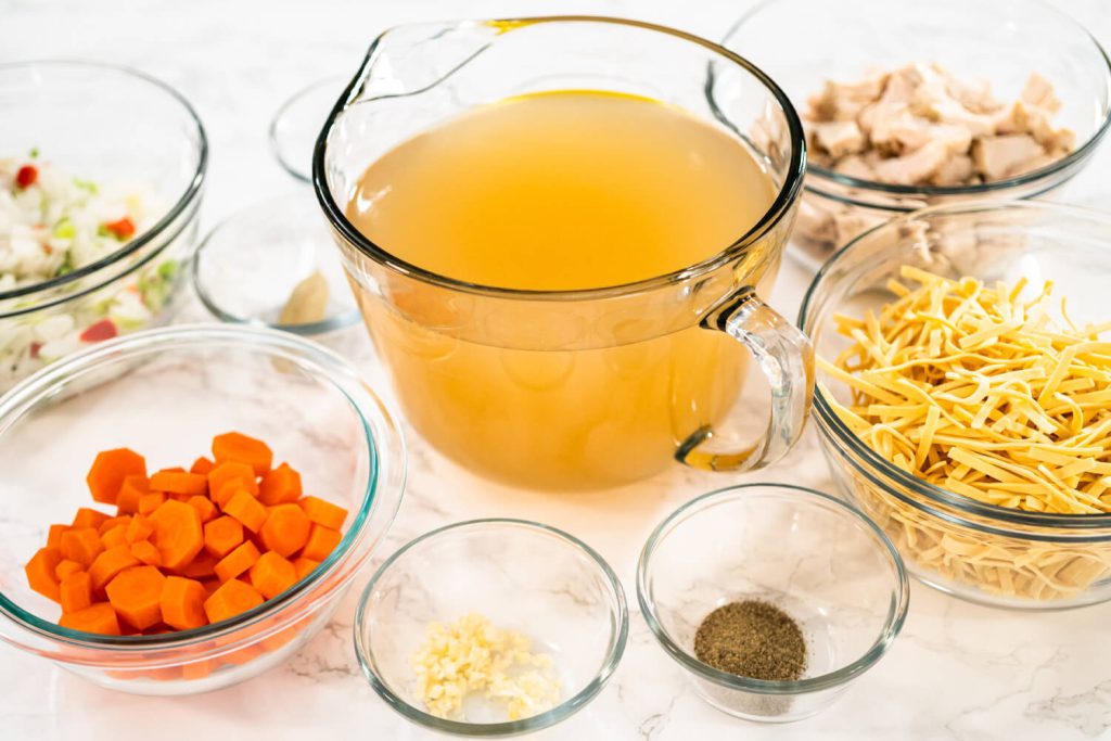 Hühnersuppe mit Nudeln und Gemüse