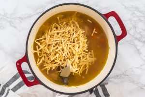 Hühnersuppe mit Nudeln und Gemüse