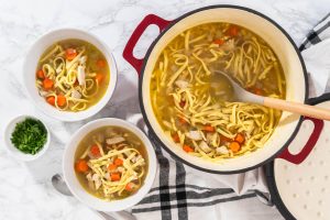 Hühnersuppe mit Nudeln und Gemüse