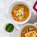 Hühnersuppe mit Nudeln und Gemüse