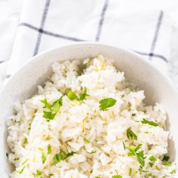 Mexikanischer Reis mit frischem Koriander und Limetten