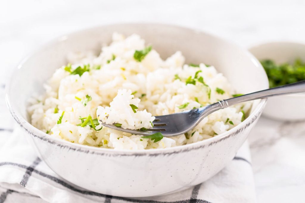Mexikanischer Reis mit frischem Koriander und Limetten