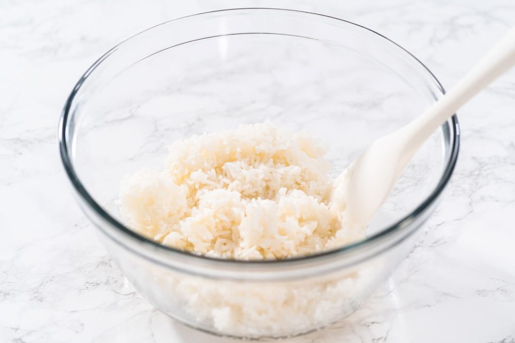 Mexikanischer Reis mit frischem Koriander und Limetten