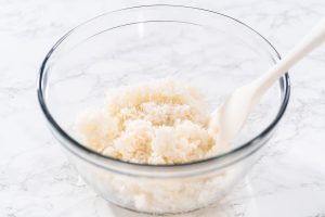 Mexikanischer Reis mit frischem Koriander und Limetten