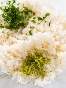 Mexikanischer Reis mit frischem Koriander und Limetten