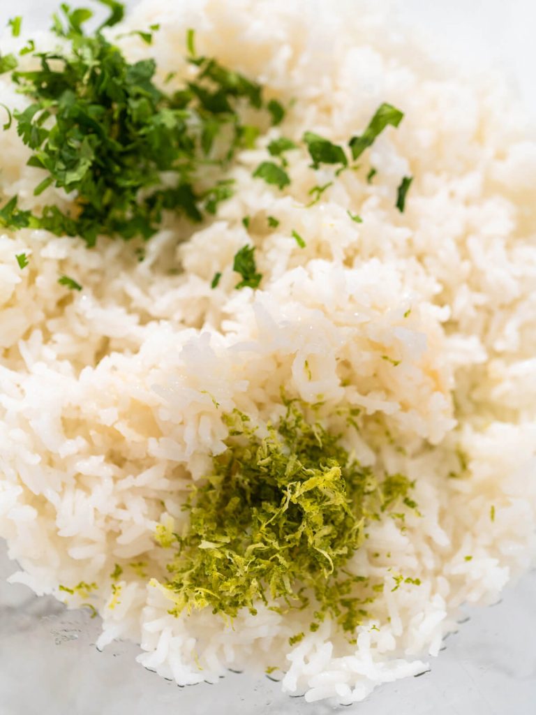 Mexikanischer Reis mit frischem Koriander und Limetten