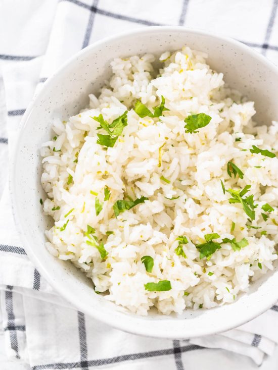 Mexikanischer Reis mit frischem Koriander und Limetten