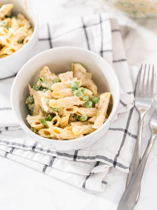 Nudelsalat mit Hähnchen, Ei und grünen Erbsen