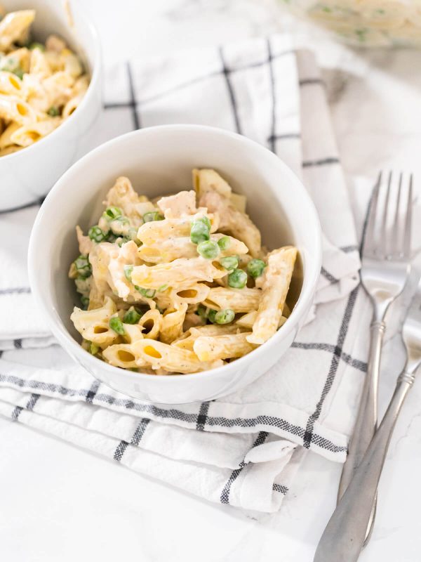 Nudelsalat mit Hähnchen, Ei und grünen Erbsen