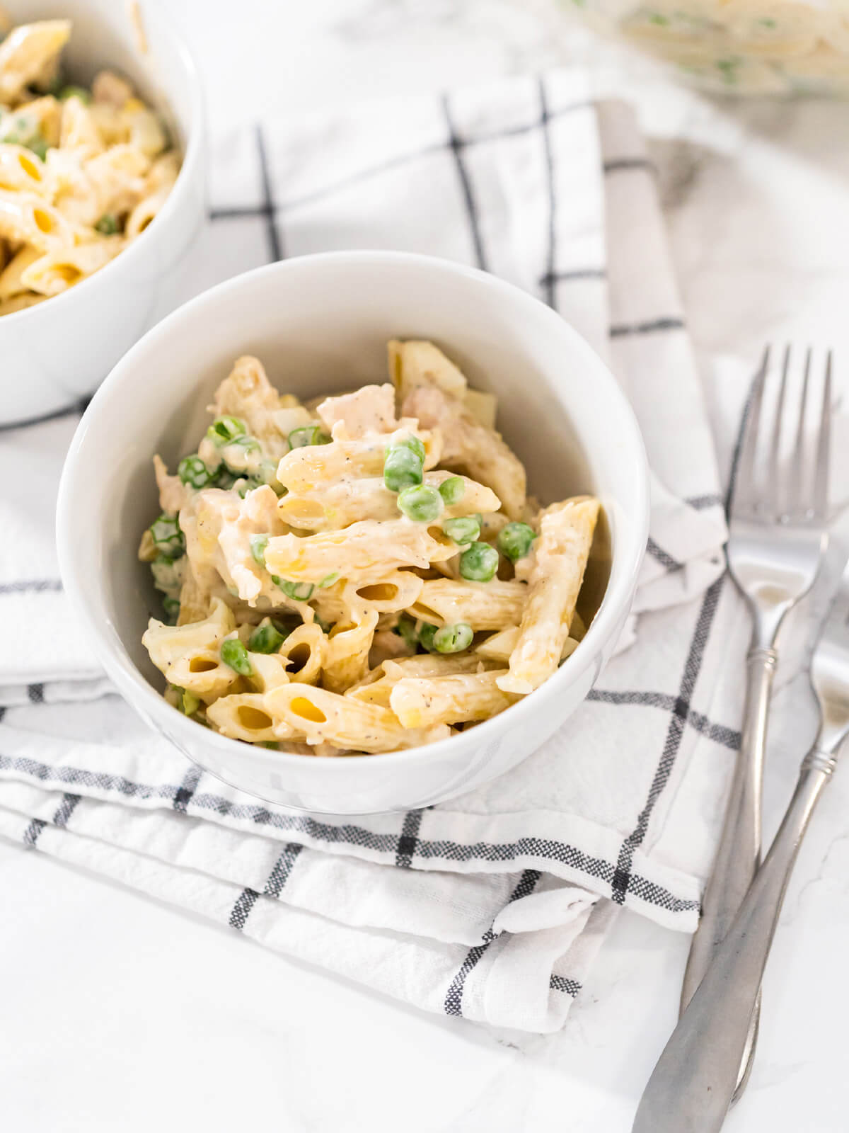 Nudelsalat mit Hähnchen, Ei und grünen Erbsen