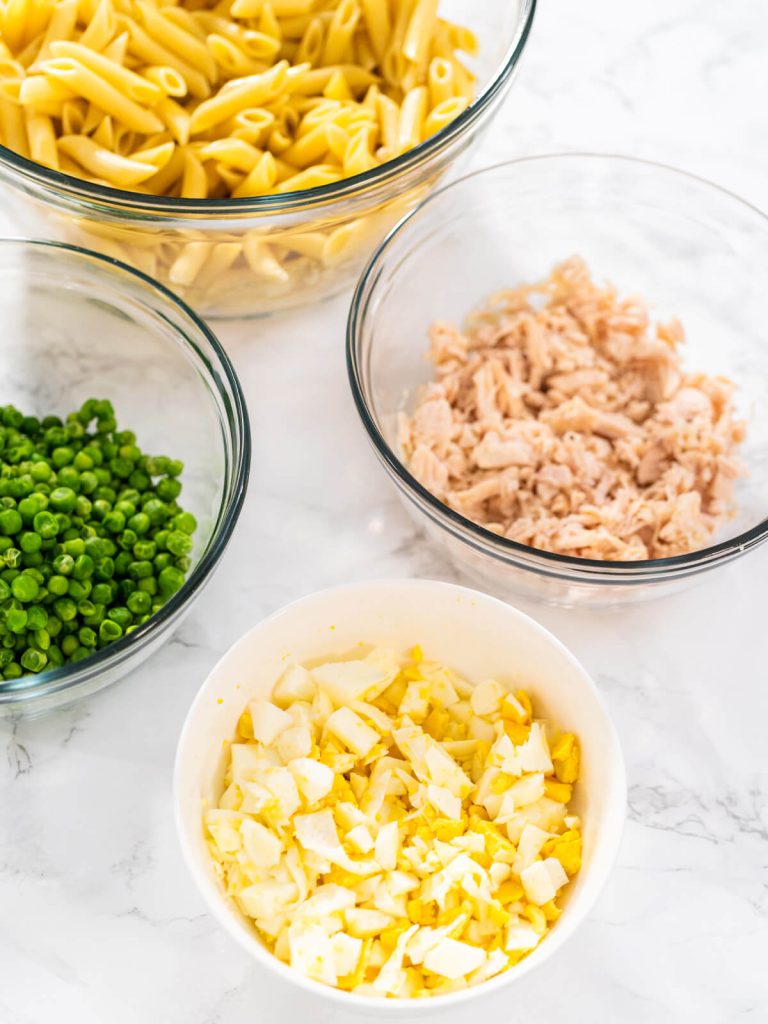 Nudelsalat mit Hähnchen, Ei und grünen Erbsen