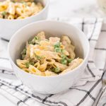 Nudelsalat mit Hähnchen, Ei und grünen Erbsen