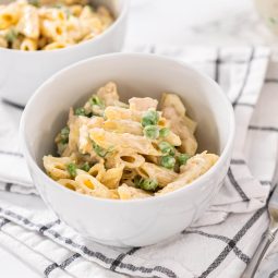 Nudelsalat mit Hähnchen, Ei und grünen Erbsen