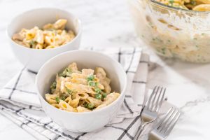 Nudelsalat mit Hähnchen, Ei und grünen Erbsen