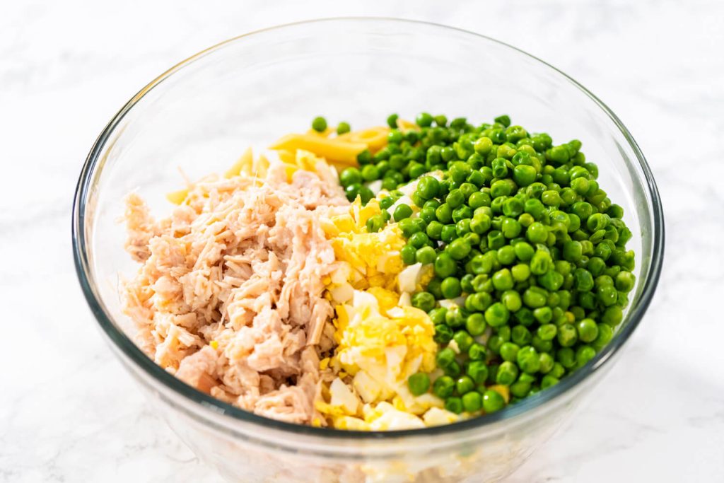 Nudelsalat mit Hähnchen, Ei und grünen Erbsen