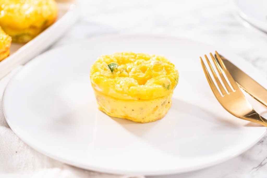 Schnelle Eiermuffins mit Bacon, Käse und Gemüse