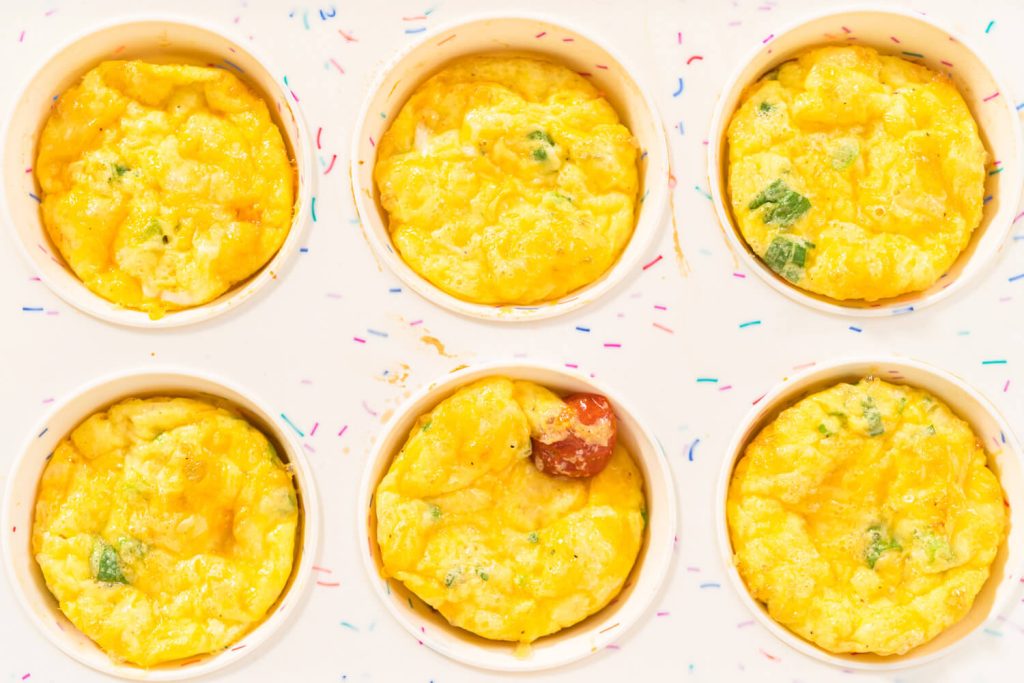 Schnelle Eiermuffins mit Bacon, Käse und Gemüse