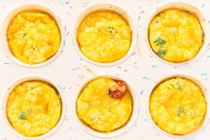 Schnelle Eiermuffins mit Bacon, Käse und Gemüse