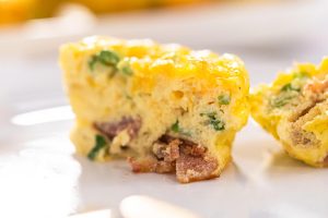 Schnelle Eiermuffins mit Bacon, Käse und Gemüse