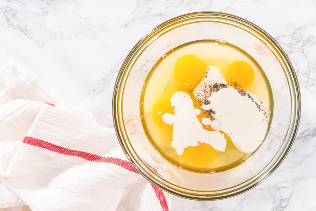 Schnelle Eiermuffins mit Bacon, Käse und Gemüse