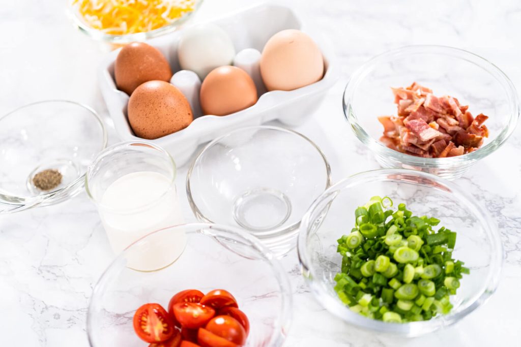 Schnelle Eiermuffins mit Bacon, Käse und Gemüse