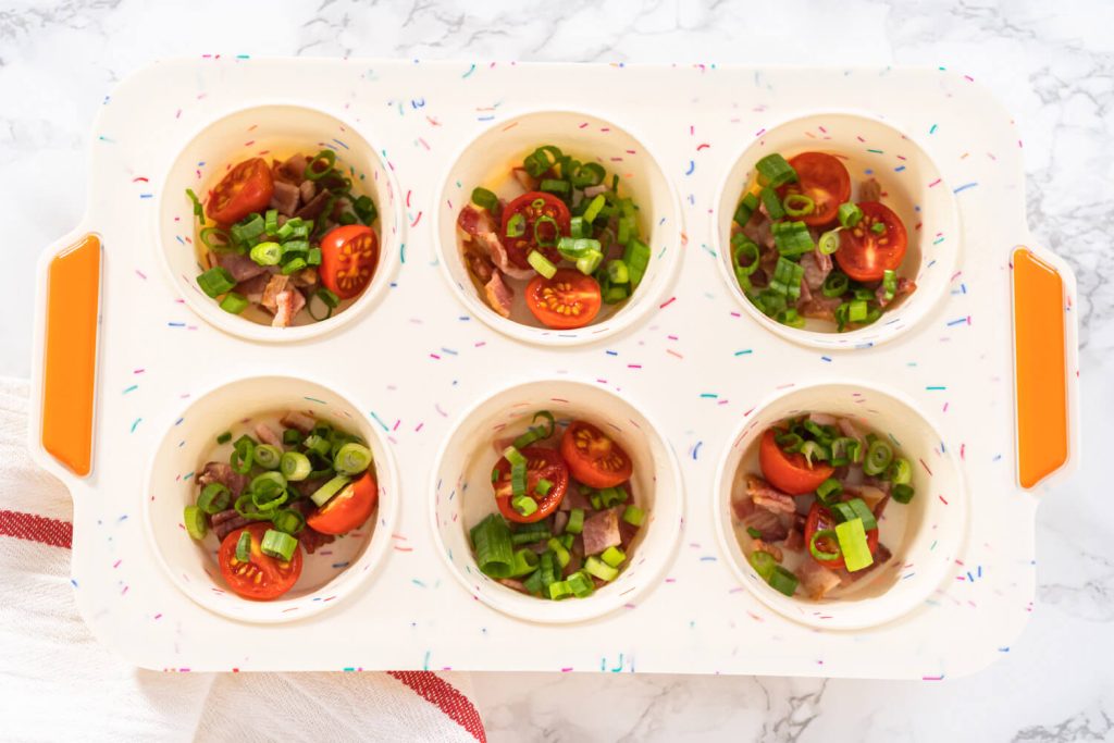 Schnelle Eiermuffins mit Bacon, Käse und Gemüse