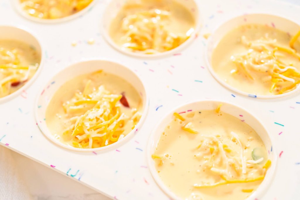 Schnelle Eiermuffins mit Bacon, Käse und Gemüse