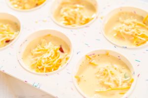 Schnelle Eiermuffins mit Bacon, Käse und Gemüse