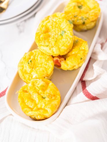 Schnelle Eiermuffins mit Bacon, Käse und Gemüse