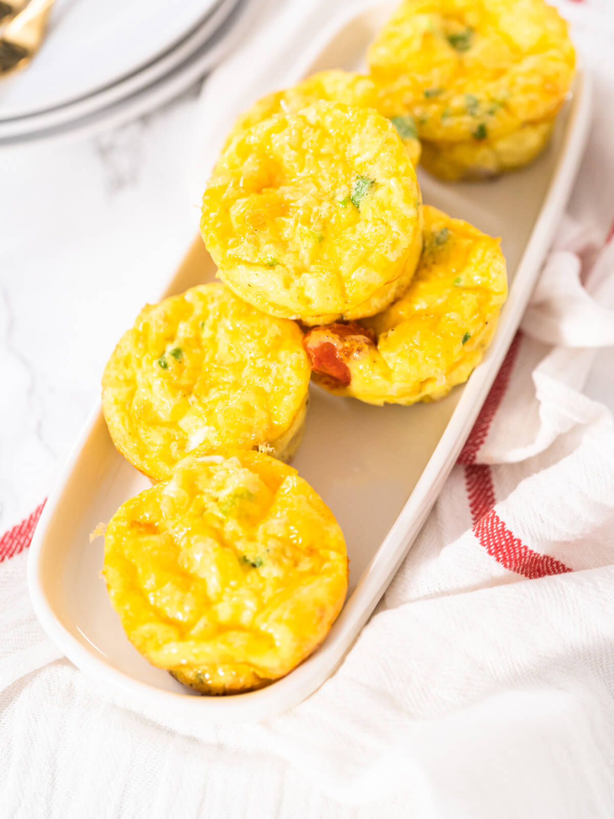 Schnelle Eiermuffins mit Bacon, Käse und Gemüse