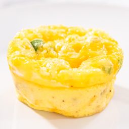 Schnelle Eiermuffins mit Bacon, Käse und Gemüse