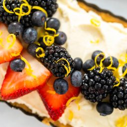 Sommerliche Tarte mit Mascarpone und frischen Beeren