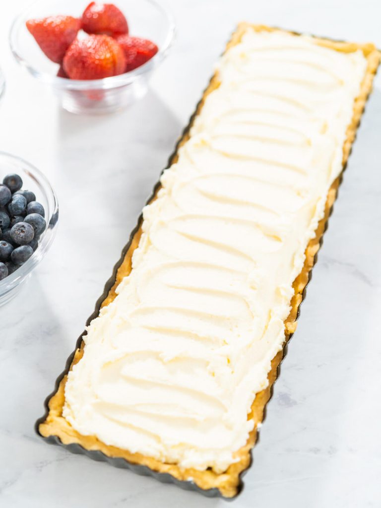 Sommerliche Tarte mit Mascarpone und frischen Beeren