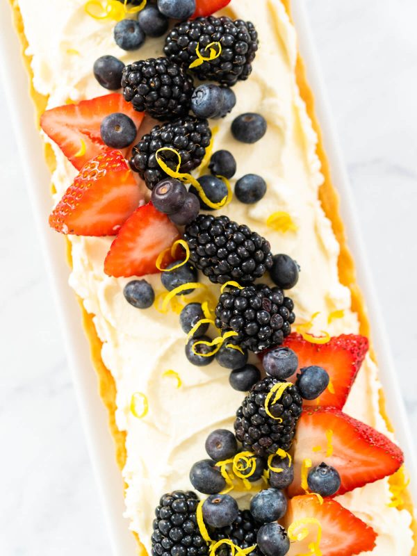 Sommerliche Tarte mit Mascarpone und frischen Beeren