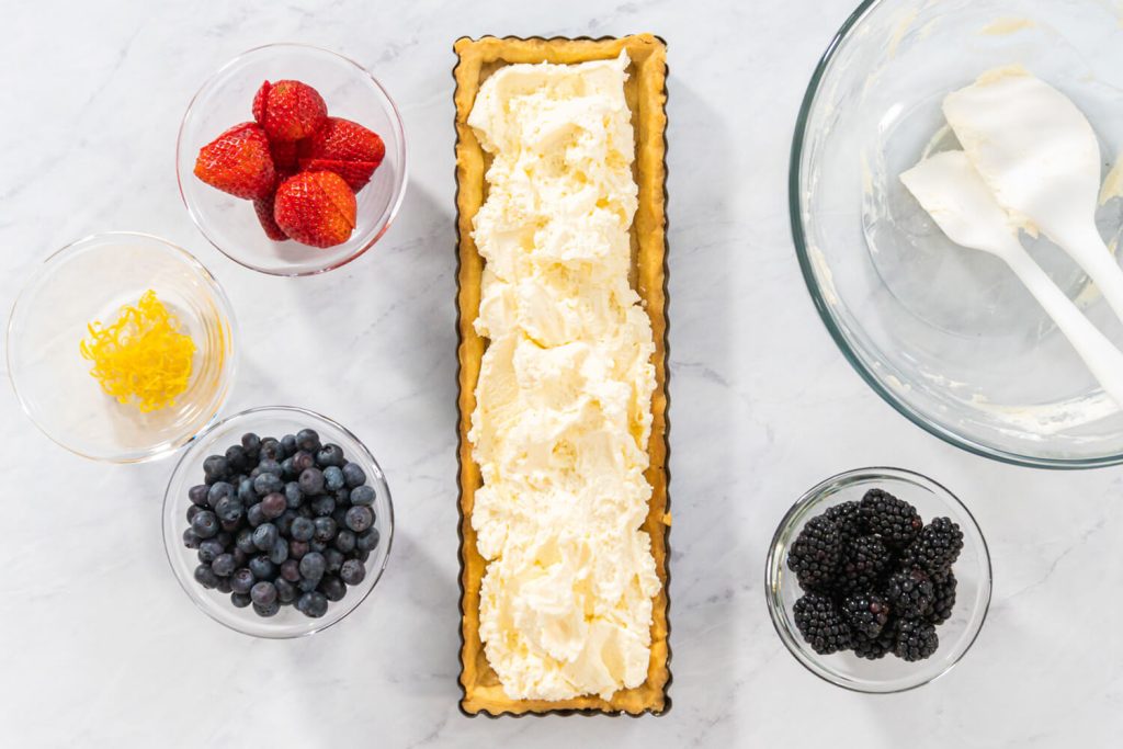 Sommerliche Tarte mit Mascarpone und frischen Beeren