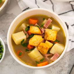 Spalterbsensuppe mit Schinken nach Bauernart