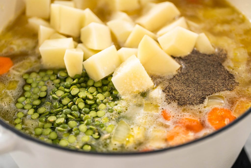 Spalterbsensuppe mit Schinken nach Bauernart