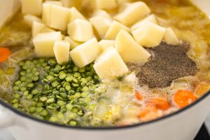 Spalterbsensuppe mit Schinken nach Bauernart