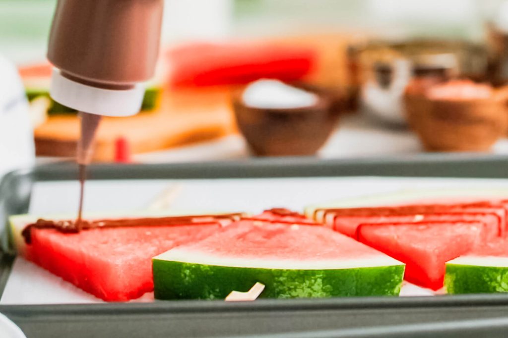 Wassermelonen-Pops mit Schokolade