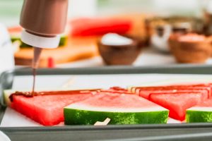 Wassermelonen-Pops mit Schokolade