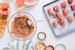 Wassermelonen-Snacks mit Schokoglasur