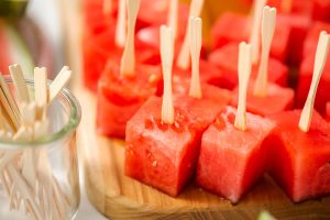 Wassermelonen-Snacks mit Schokoglasur