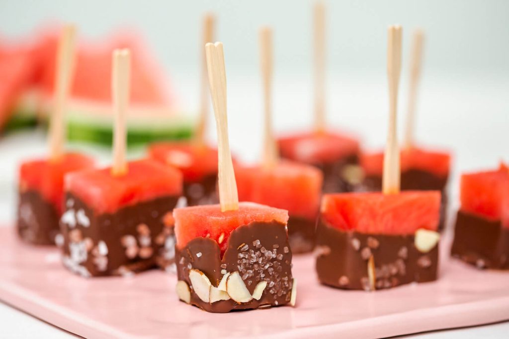 Wassermelonen-Snacks mit Schokoglasur