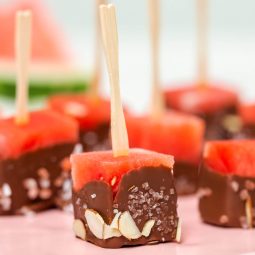 Wassermelonen-Snacks mit Schokoglasur