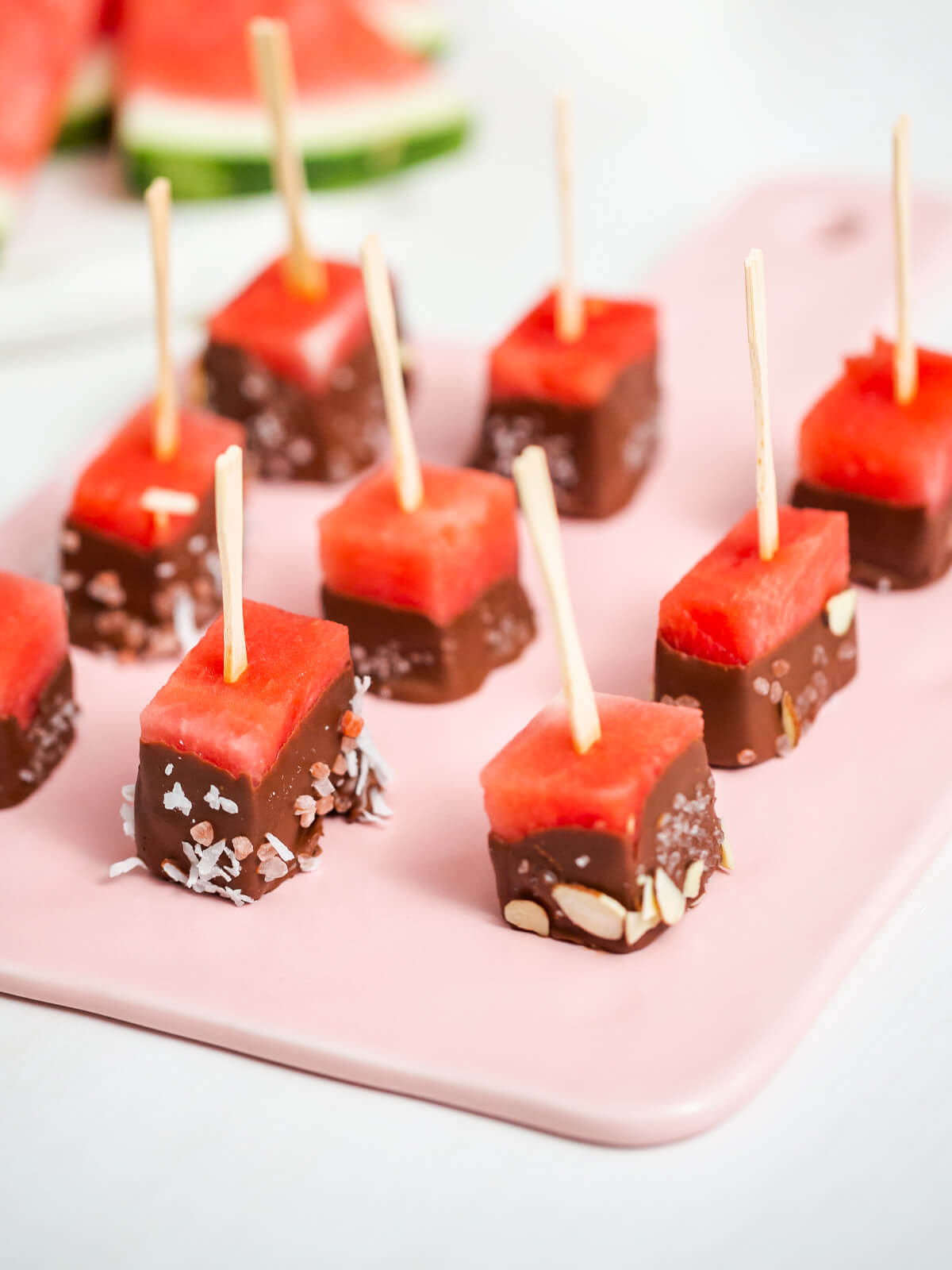 Wassermelonen-Snacks mit Schokoglasur