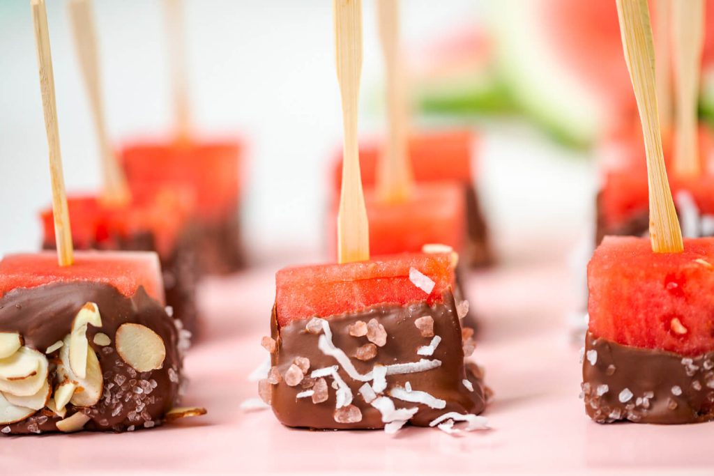 Wassermelonen-Snacks mit Schokoglasur