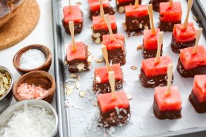 Wassermelonen-Snacks mit Schokoglasur
