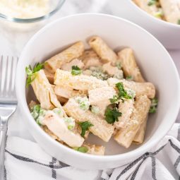 Alfredo-Pasta mit Hähnchenbrust und Erbsen