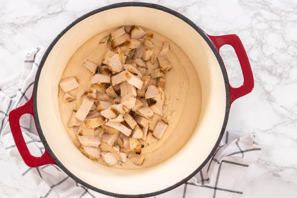 Alfredo-Pasta mit Hähnchenbrust und Erbsen