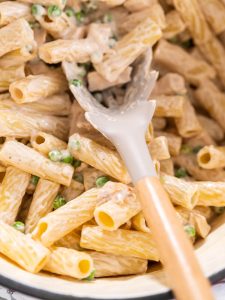 Alfredo-Pasta mit Hähnchenbrust und Erbsen